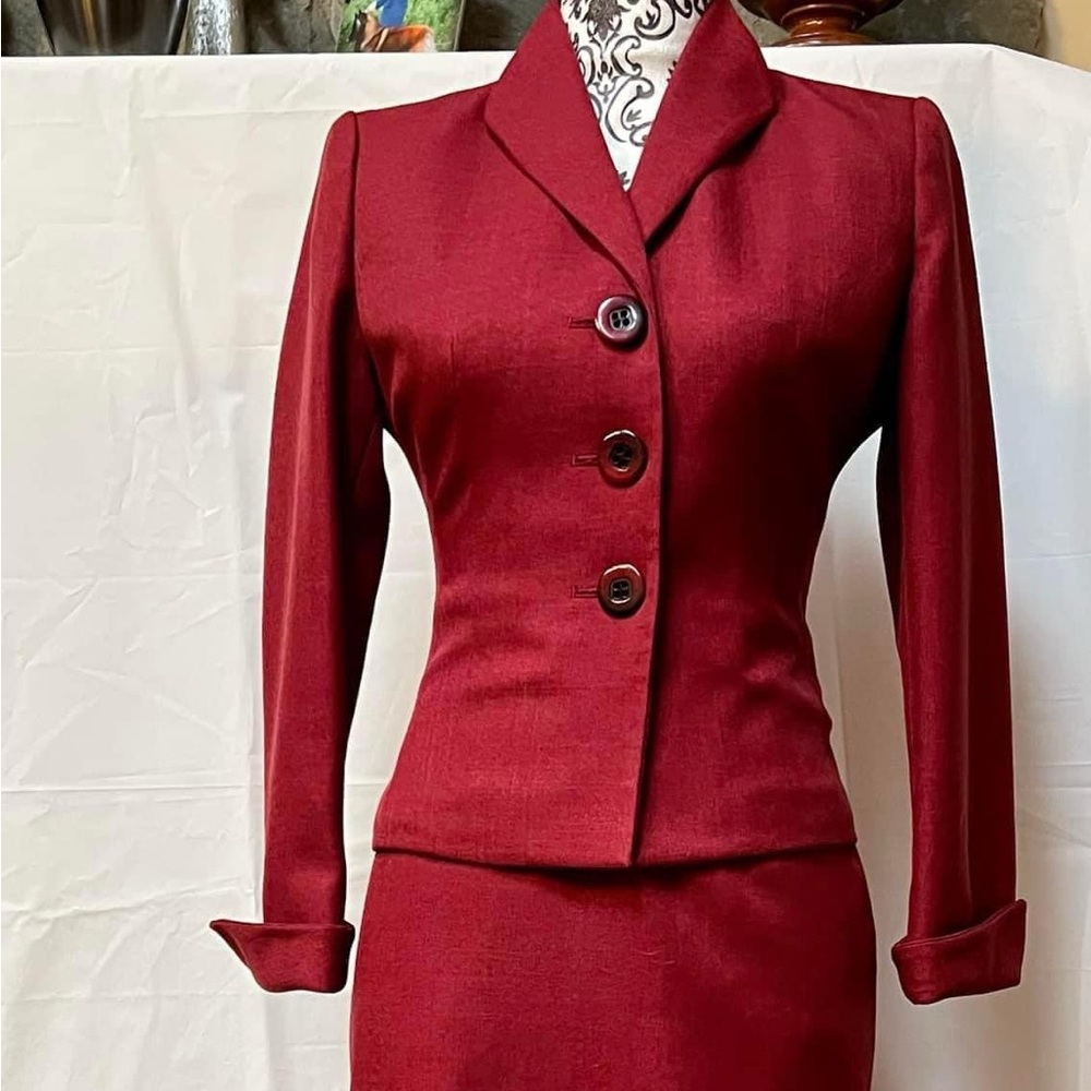 Le suit. Altered skirt suit
